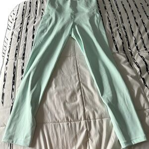 Athleta Mint Green Salutation Stash Pocket II 7/8 Leggings; Size Small